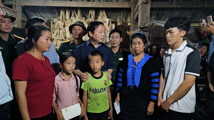 Phó Thủ tướng Trần Hồng Hà động viên gia đình có người thiệt mạng do lũ quét tại xã Liên Minh (Sa Pa, Lào Cai). Ảnh: Hải Đăng.