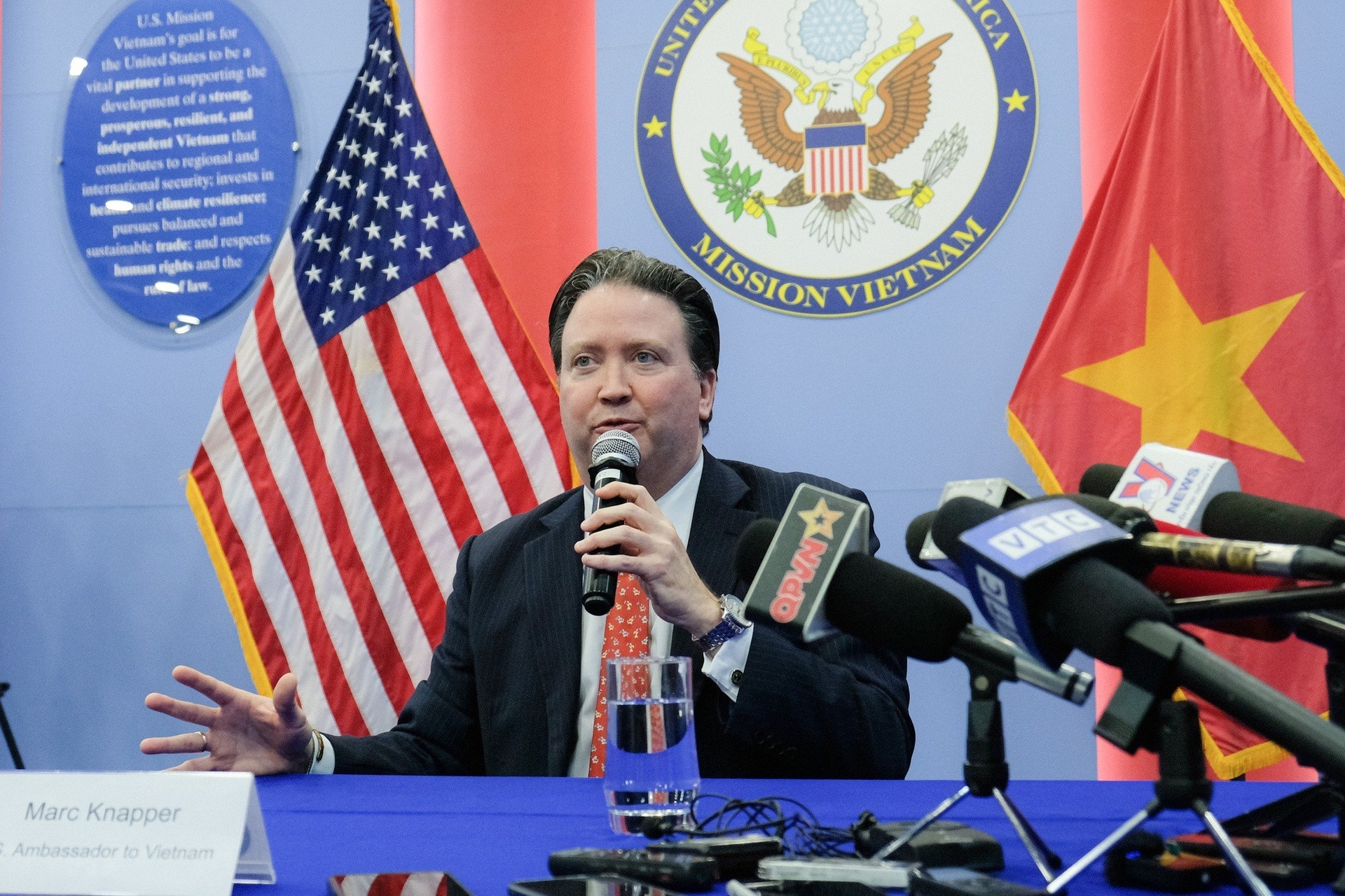 Đại sứ Hoa Kỳ Marc E.Knapper gặp mặt báo chí trưa 13/9. Ảnh: Tùng Đinh.
