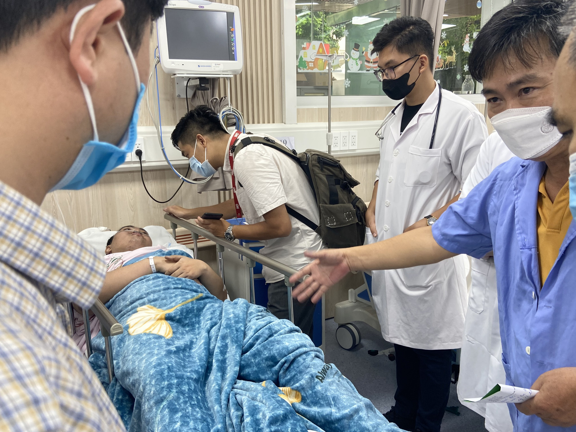 Một nạn nhân đang được cấp cứu tại Bệnh viện Bạch Mai.