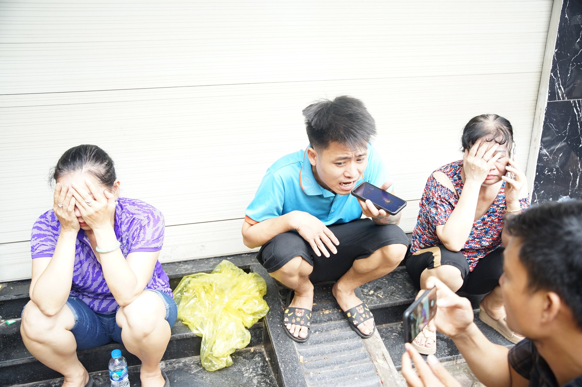 Người nhà các nạn nhân tập trung tại khu vực ở đầu ngách 29/70 Khương Hạ để chời đợi tin tức. 
