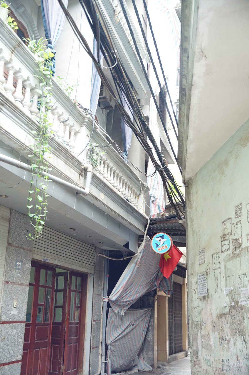 Chung cư mini là một căn nhà tại số 37, ngõ 29/70, phố Khương Hạ có diện tích hơn 200m2 với khoảng 150 người dân sinh sống.