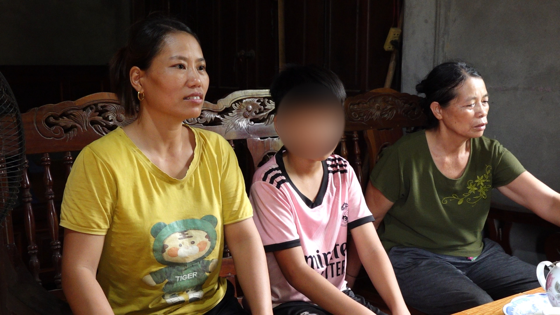 Gia đình em Nguyễn Đức Dương trao đổi với phóng viên Báo Nông nghiệp Việt Nam. Ảnh: Quang Linh.