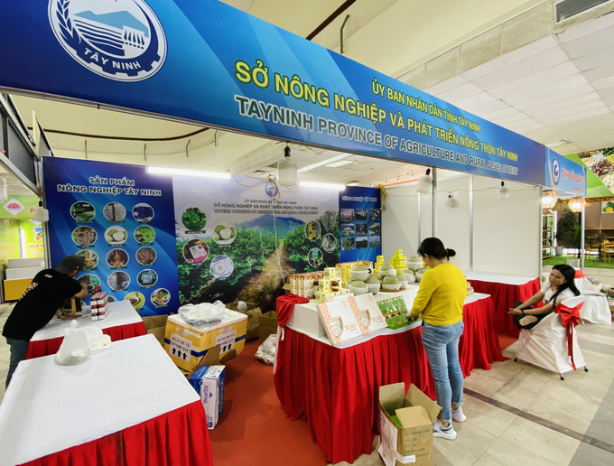 Các gian hàng đã sẵn sàng trước ngày khai mạc Hội chợ triển lãm. Ảnh: Linh Linh.