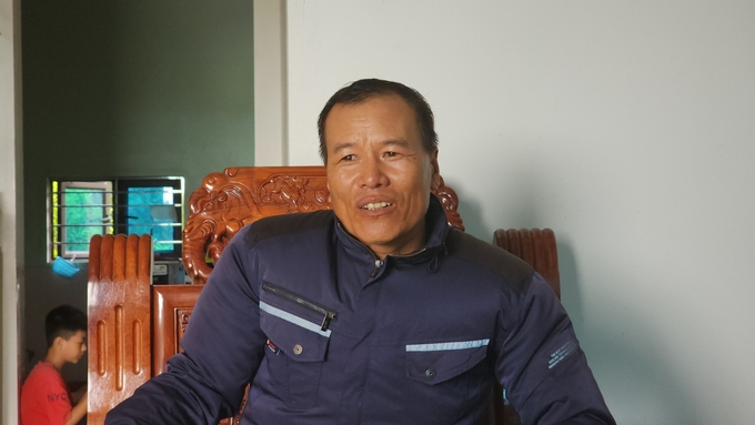 Anh Nguyễn Bá Thiện cho biết, hàng tháng gia đình đang phải lo trả lãi cho khoản vay để mua cát, đá làm đường nông thôn mới cho xã Tây Hưng từ năm 2019. Ảnh: Đinh Mười.