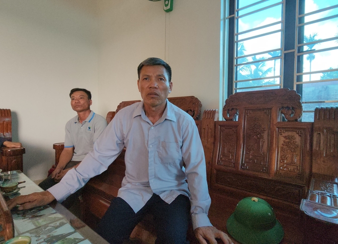 Ông Nguyễn Trọng Phấn lo lắng vì không biết có lấy lại được số tiền đã bỏ ra để mua cát, đá giúp xã làm đường giao thông nội đồng năm 2019 hay không. Ảnh: Đinh Mười.