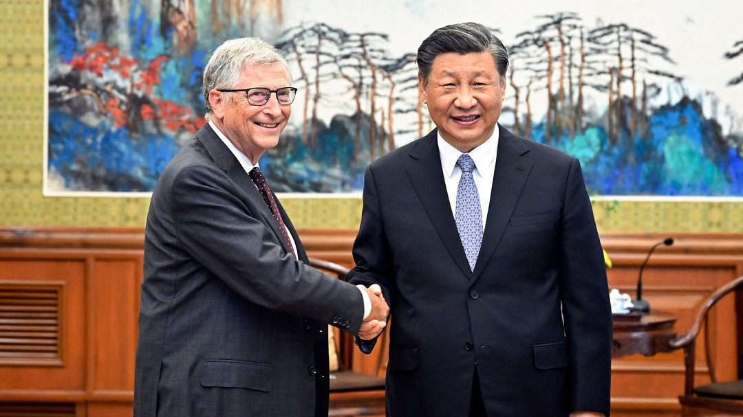 Tỷ phú Bill Gates bắt tay Chủ tịch Trung Quốc Tập Cận Bình tại nhà khách Điếu Ngư Đài ở Bắc Kinh, Trung Quốc, hôm 16/6. Ảnh: AP. 