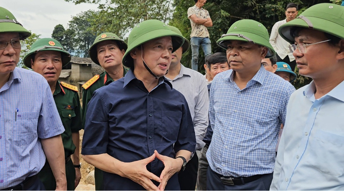 Phó Thủ tướng Trần Hồng Hà thị sát vùng lũ quét và chỉ đạo công tác cứu hộ tại xã Liên Minh (Sa Pa, Lào Cai). Ảnh: Hải Đăng.