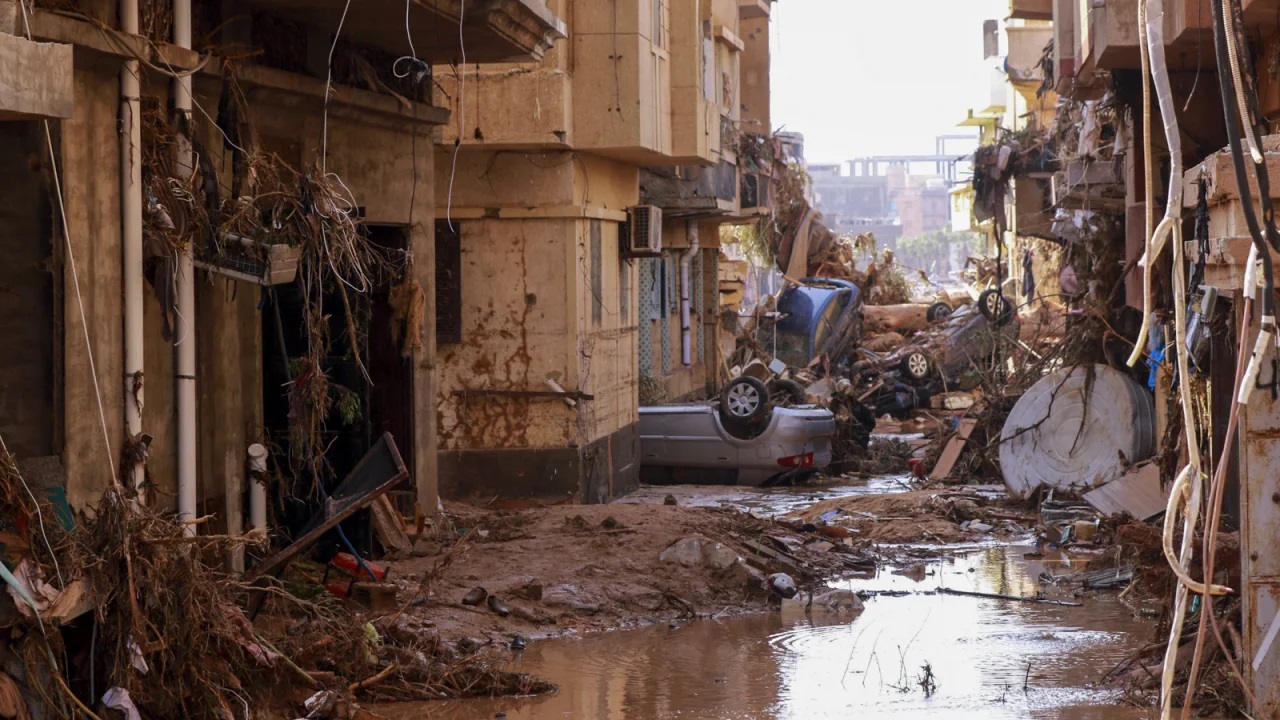 Ô tô bị nước cuốn trôi sau trận lũ quét qua thành phố Derna, Libya hôm 11/9. Ảnh: AFP.