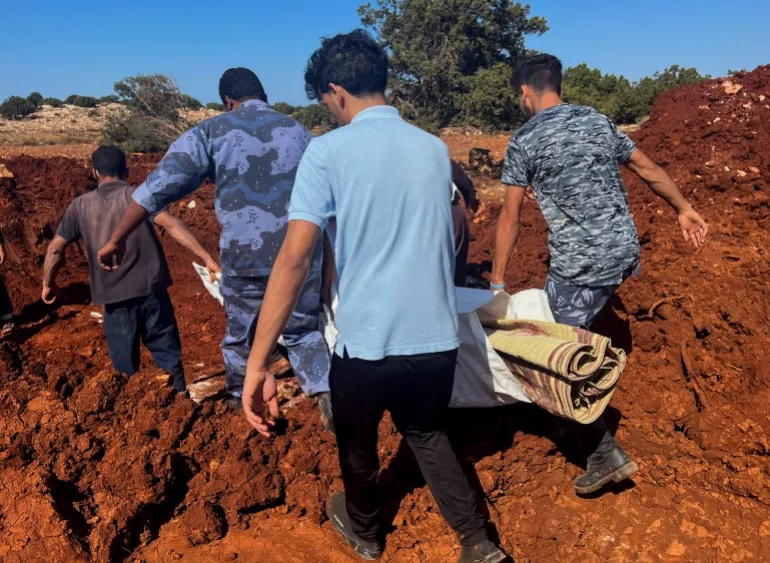 Các thi thể được đưa đến khu vực chôn cất tập thể ở Derna, Libya ngày 12/9. Ảnh: Reuters. 