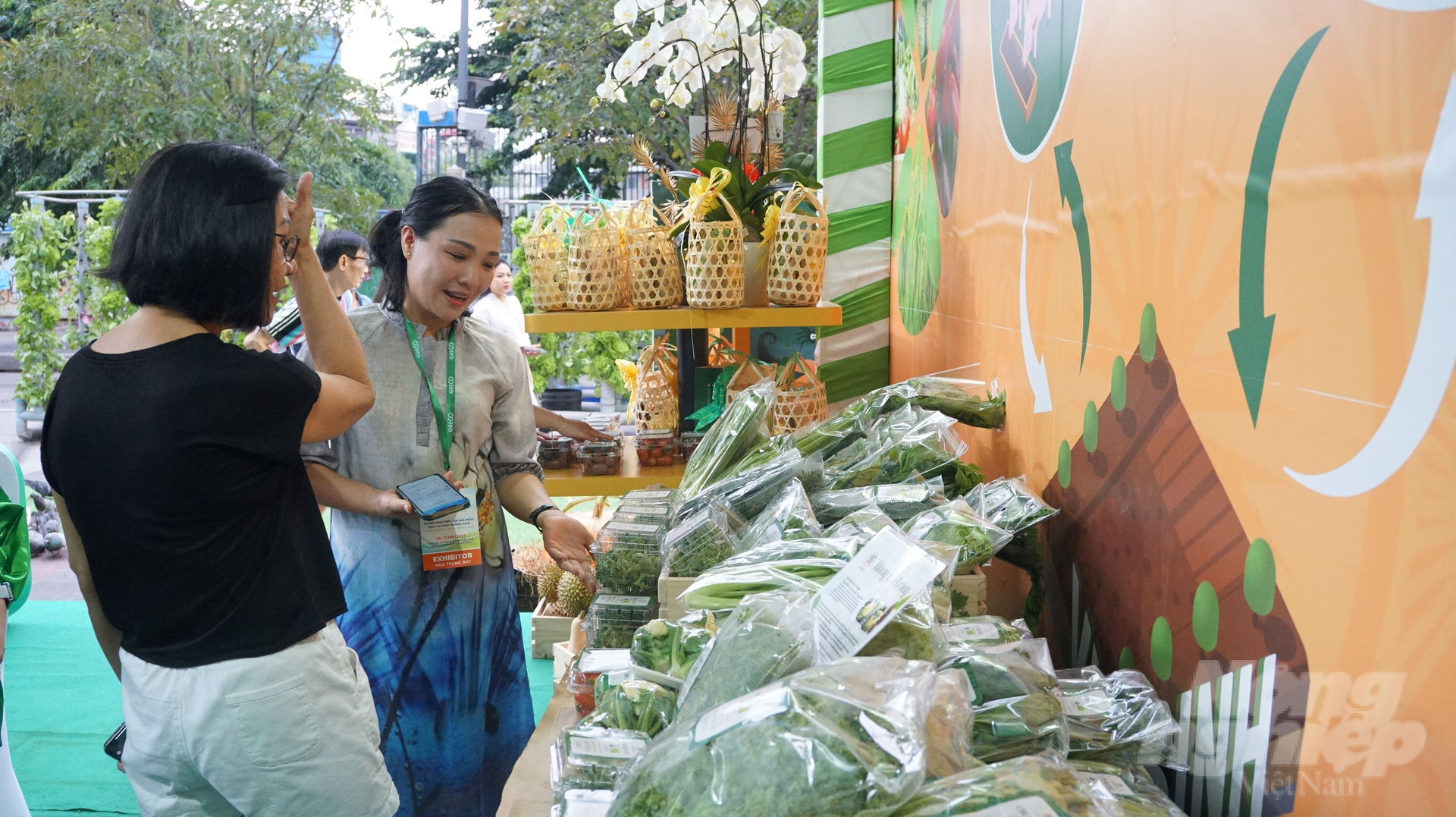 HTX Tam Nông Việt Nam (Lâm Đồng) đem các sản phẩm hữu cơ được trồng tại Lâm Đồng tới giới thiệu, trưng bày tại triển lãm. Ảnh: Nguyễn Thủy.