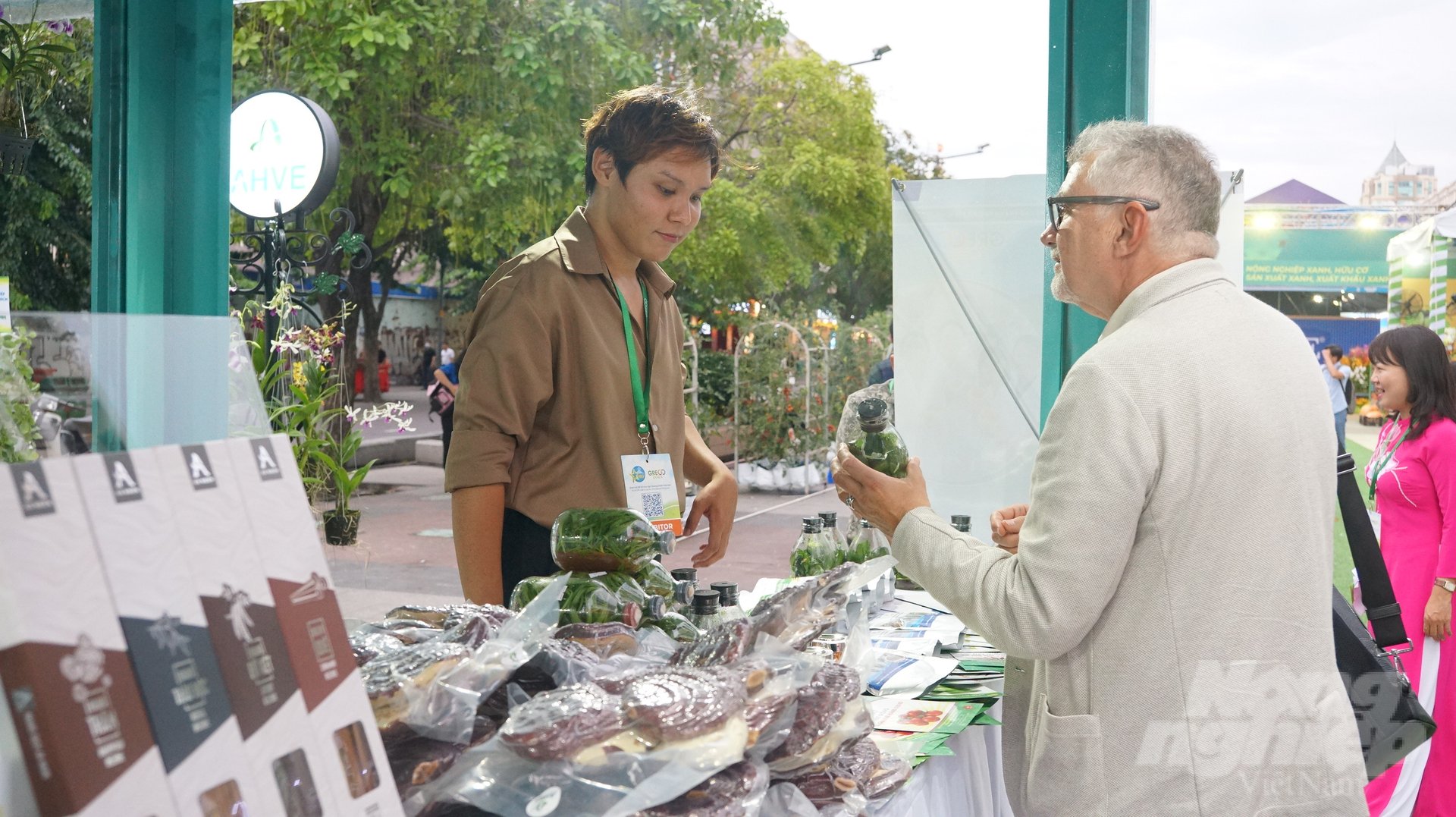 Các nhà mua hàng quốc tế tìm hiểu về các sản phẩm nông nghiệp của TP.HCM. Ảnh: Nguyễn Thủy.