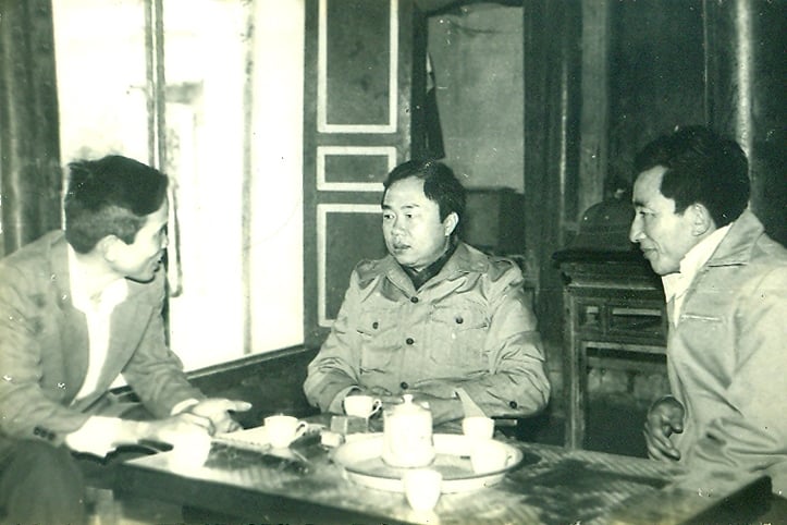 Nguyên Chủ nhiệm văn phòng Quốc Hội Vũ Mão (ngồi giữa) khi ấy là Tổng chỉ huy công trường xây dựng hồ Yên Lập.
