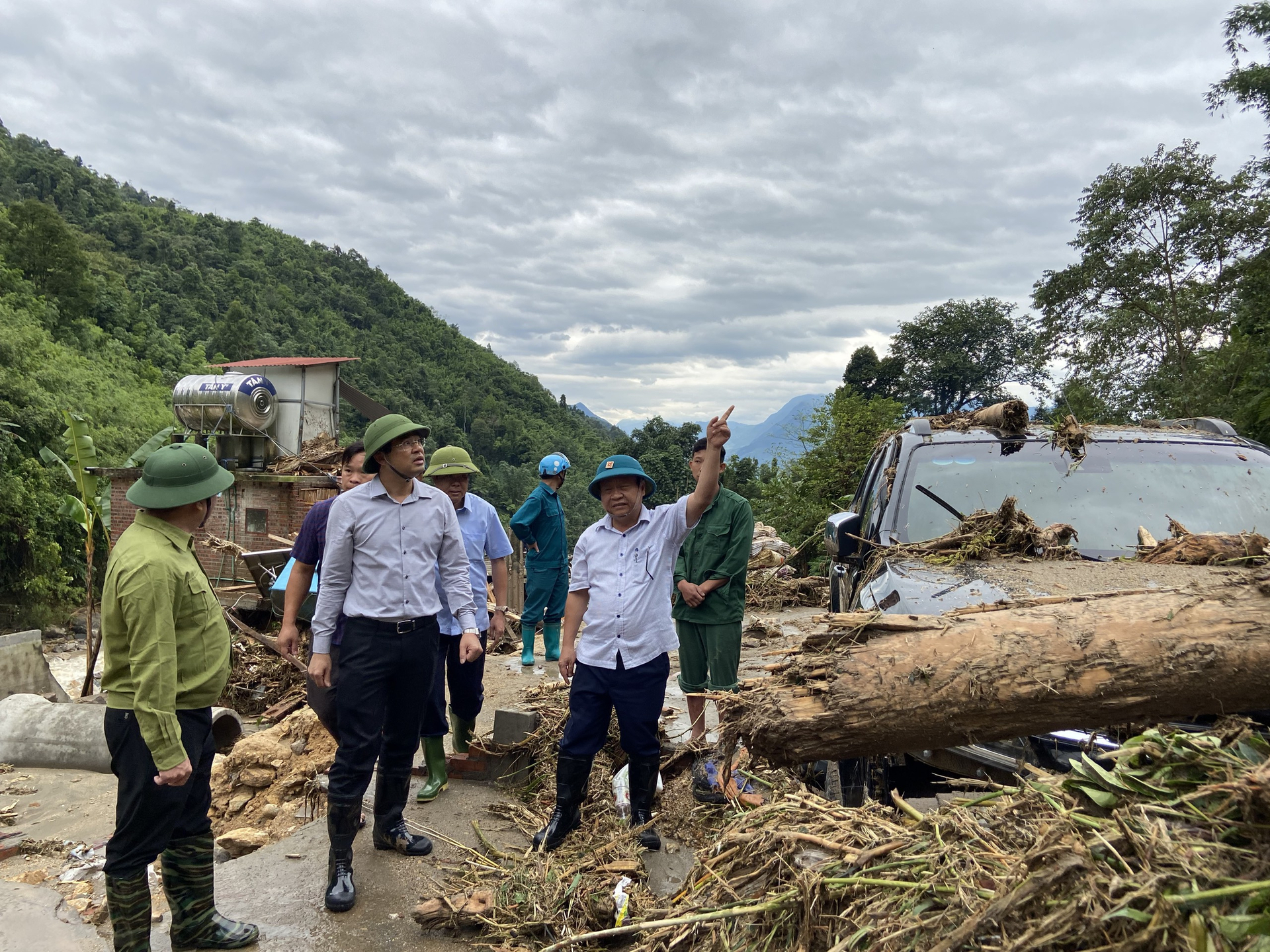 Chủ tịch UBND tỉnh Lào Cai Trịnh Xuân Trường (thứ 2 từ trái qua phải) sáng 13/9 đã đến xã Liên Minh (Sa Pa) để nắm bắt tình hình, chỉ đạo khắc phục hậu quả sau mưa lũ, ổn định cuộc sống của người dân.