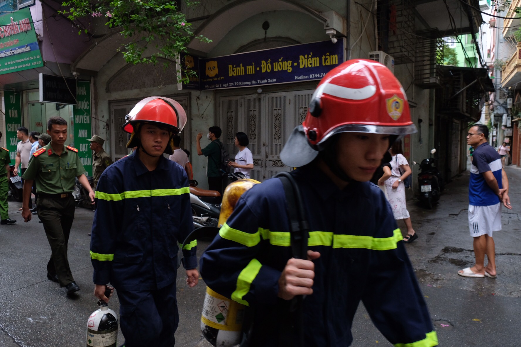 Lực lượng cảnh sát phòng cháy chữa cháy và cứu hộ cứu nạn tới hiện trường vụ cháy chung cư mini ở Khương Đình, Thanh Xuân, Hà Nội. Ảnh: Nguyễn Quang.