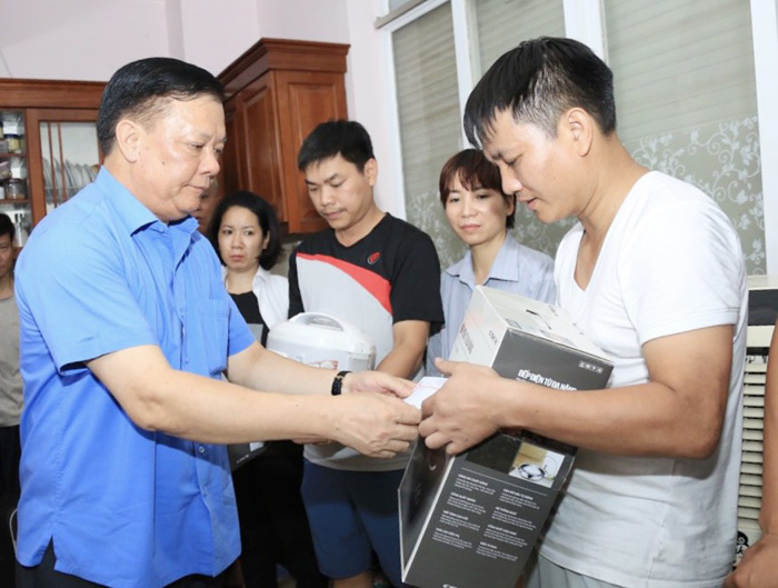 Bí thư Thành ủy Hà Nội thăm, động viên gia đình các nạn nhân vụ cháy chung cư mini. Ảnh: hanoi.gov.vn.