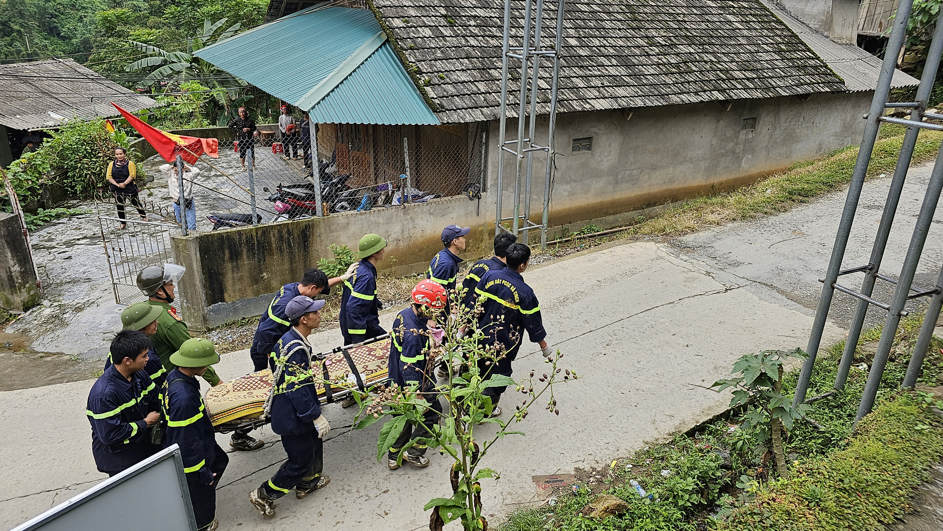 Những chiến sĩ cứu hộ, cứu nạn lặng lẽ mang nạn nhân về cho gia đình. Ảnh: Hải Đăng.