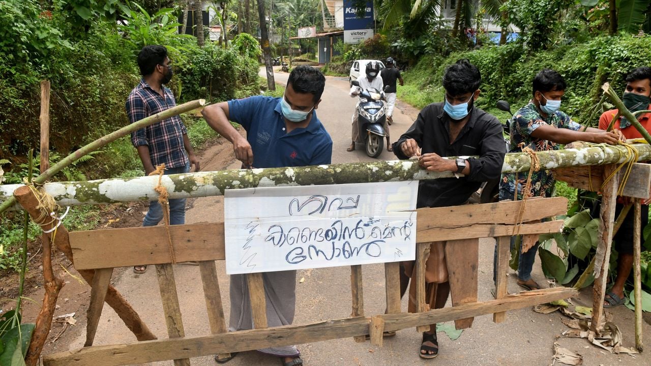 Người dân dựng biển 'Khu vực kiểm dịch Nipah' ở huyện Kozhikode, bang Kerala, Ấn Độ, hôm 13/9. Ảnh: Reuters.