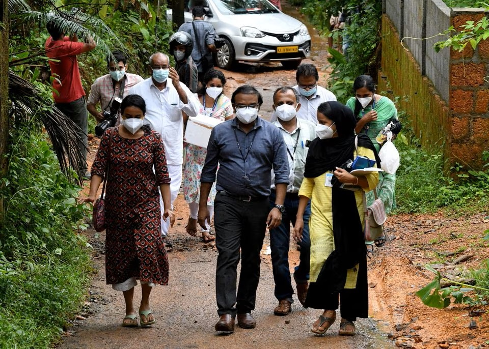 Đội ngũ y tế của trường Cao đẳng Y tế Kozhikode thu thập mẫu bệnh phẩm ở huyện Kozhikode, bang Kerala, Ấn Độ, ngày 13/9. Ảnh: Reuters.