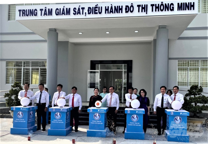 Được đưa vào hoạt động từ cuối tháng 4/2023, Trung tâm giám sát, điều hành đô thị thông minh thành phố Ngã Bảy để phục vụ công tác quản lý, cải cách hành chính, đảm bảo sự hài lòng của người dân. Ảnh: Trung Chánh.