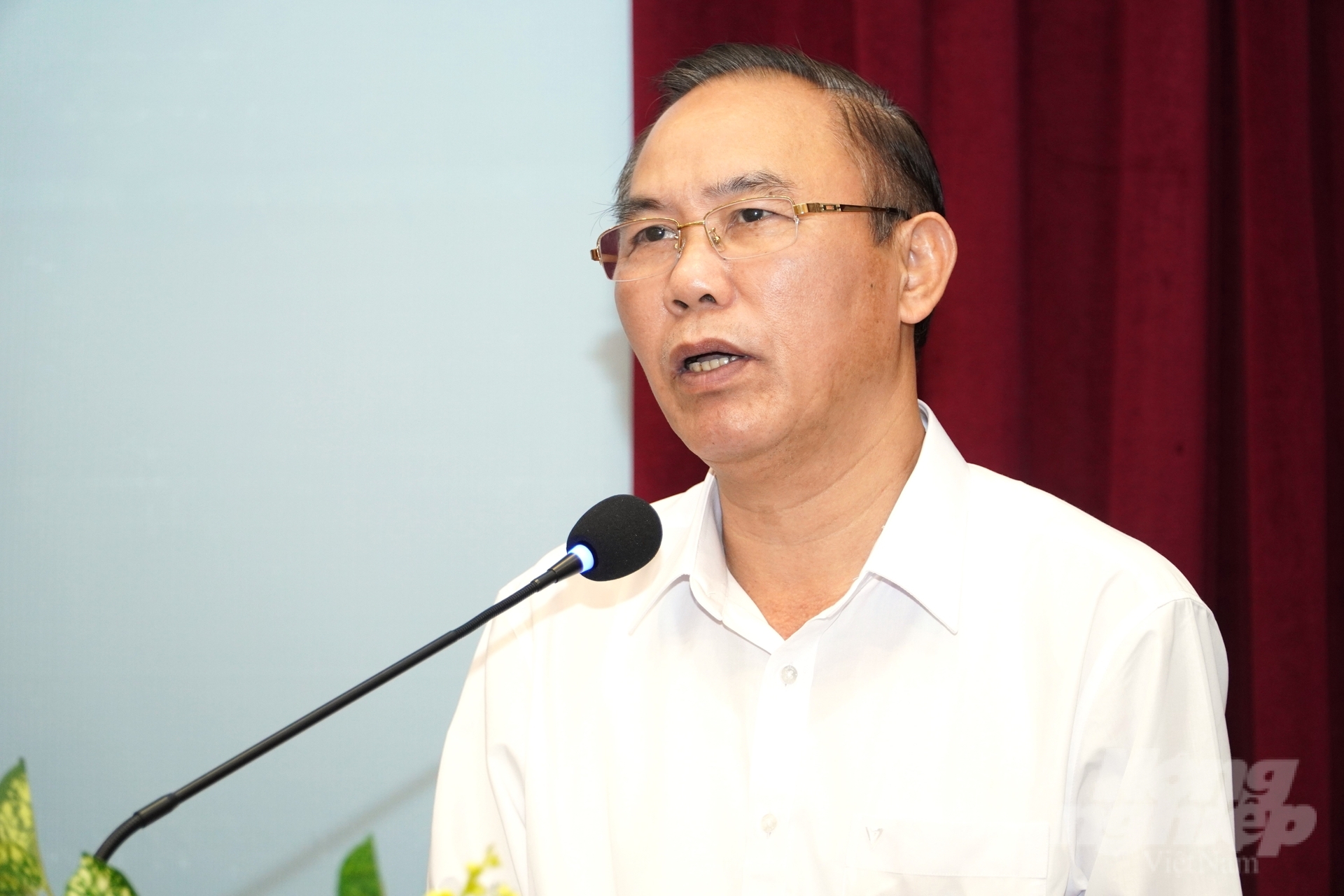 Deputy Minister of Agriculture and Rural Development, Mr. Phung Duc Tien, has instructed the animal health sector to rigorously carry out the review, inspection, and post-inspection of biological products. Photo: Kim Anh.