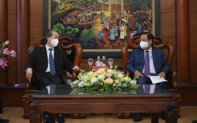 Minister Le Minh Hoan (right) received Chinese Ambassador to Vietnam, Mr. Xiong Bo on May 26, 2021. Photo: Tung Dinh.