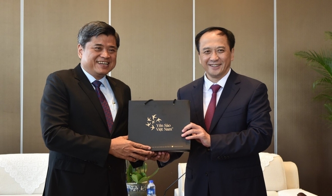 Deputy Minister of Agriculture and Rural Development Tran Thanh Nam (left) presented a souvenir of Vietnamese agricultural products to Mr. Xu Xianhui , Vice Chairman of the Zhuang Autonomous Region of Guangxi province on May 30, 2023. Photo: Tran Cao.