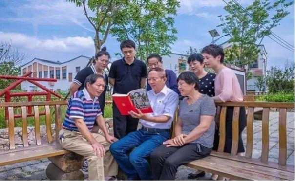 Người dân làng Đường Loan cùng nhau đọc sách tại công viên. 