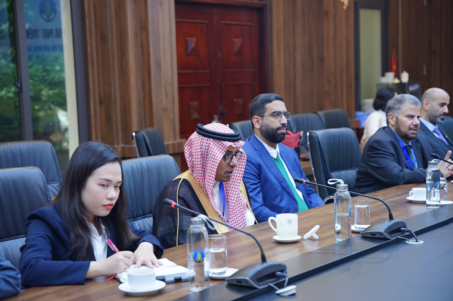 Ông Abdullah I Alkhorayef (thứ hai từ trái sang) bày tỏ tin tưởng hai nước có tiềm năng hợp tác rất nhiều về thương mại, đặc biệt trong lĩnh vực nông nghiệp. 