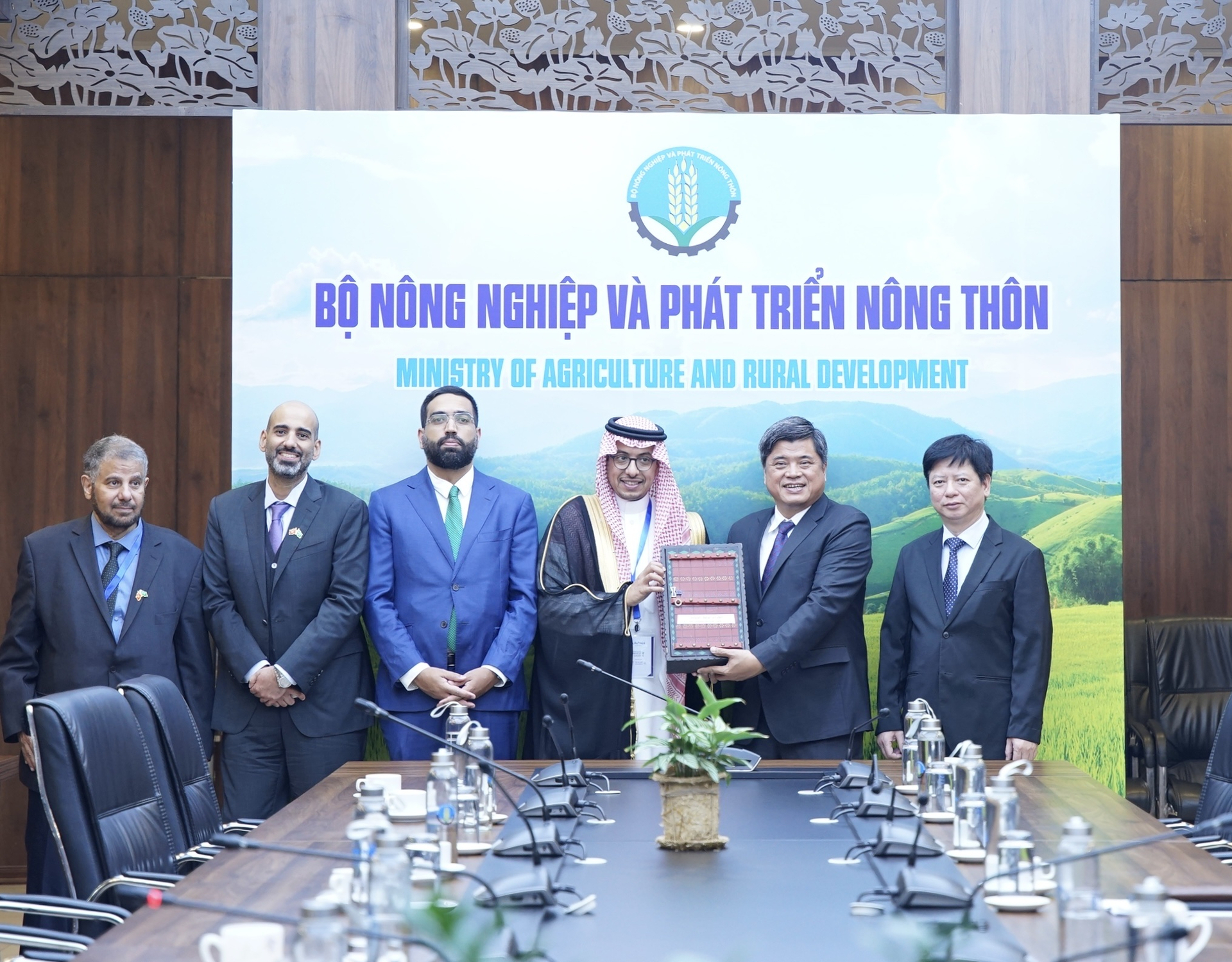 On September 14, Deputy Minister of Agriculture and Rural Development, Tran Thanh Nam, hosted a meeting and discussion with Mr. Abdullah I Alkhorayef - Member of Board of Directors Head of Delegation and Saudi Arabian Delegation. Photo: Linh Linh. 