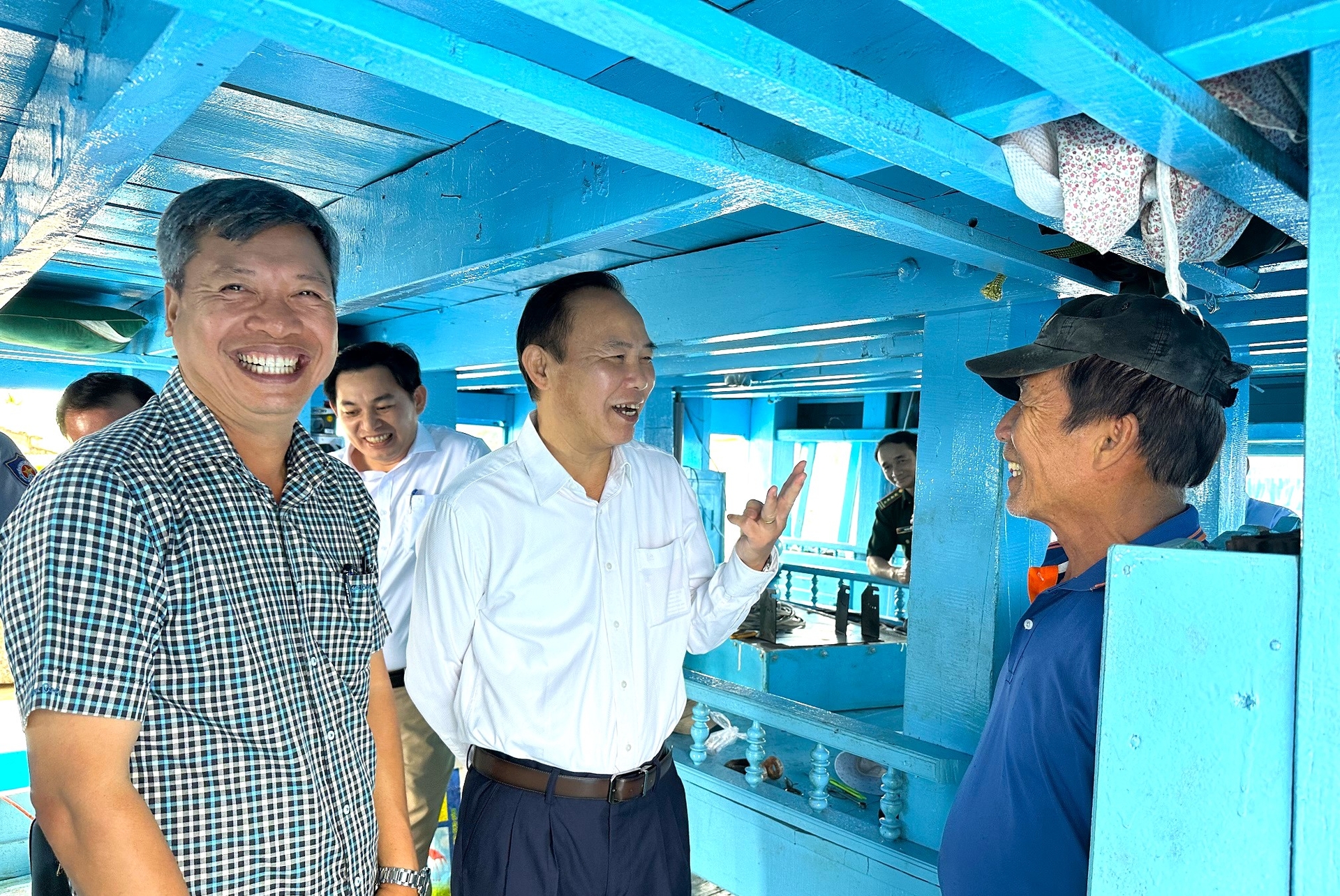 Ngư dân Quảng Nam chia sẻ những thuận lợi, khó khăn trong khai thác thủy sản trên biển với Thứ trưởng Phùng Đức Tiến. Ảnh: L.K.