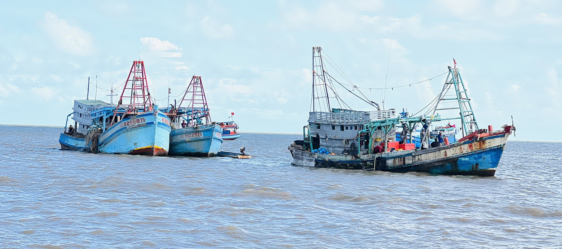 Đồn Biên phòng Cái Đôi Vàm kịp thời cứu hộ hai người gặp nạn trên biển. Ảnh minh họa.