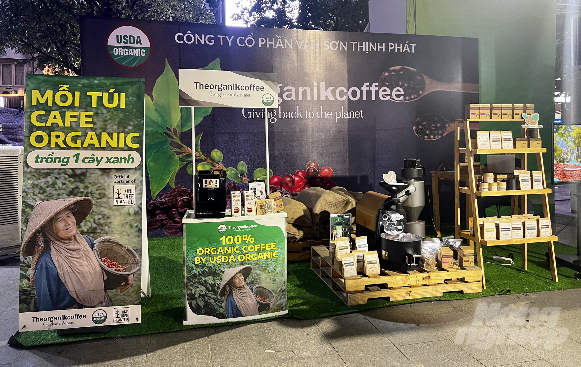 The booth displaying at the Green Growth Products and Services Exhibition space (Nguyen Hue Street, District 1) within the framework of HEF 2023. Photo: Nguyen Thuy.