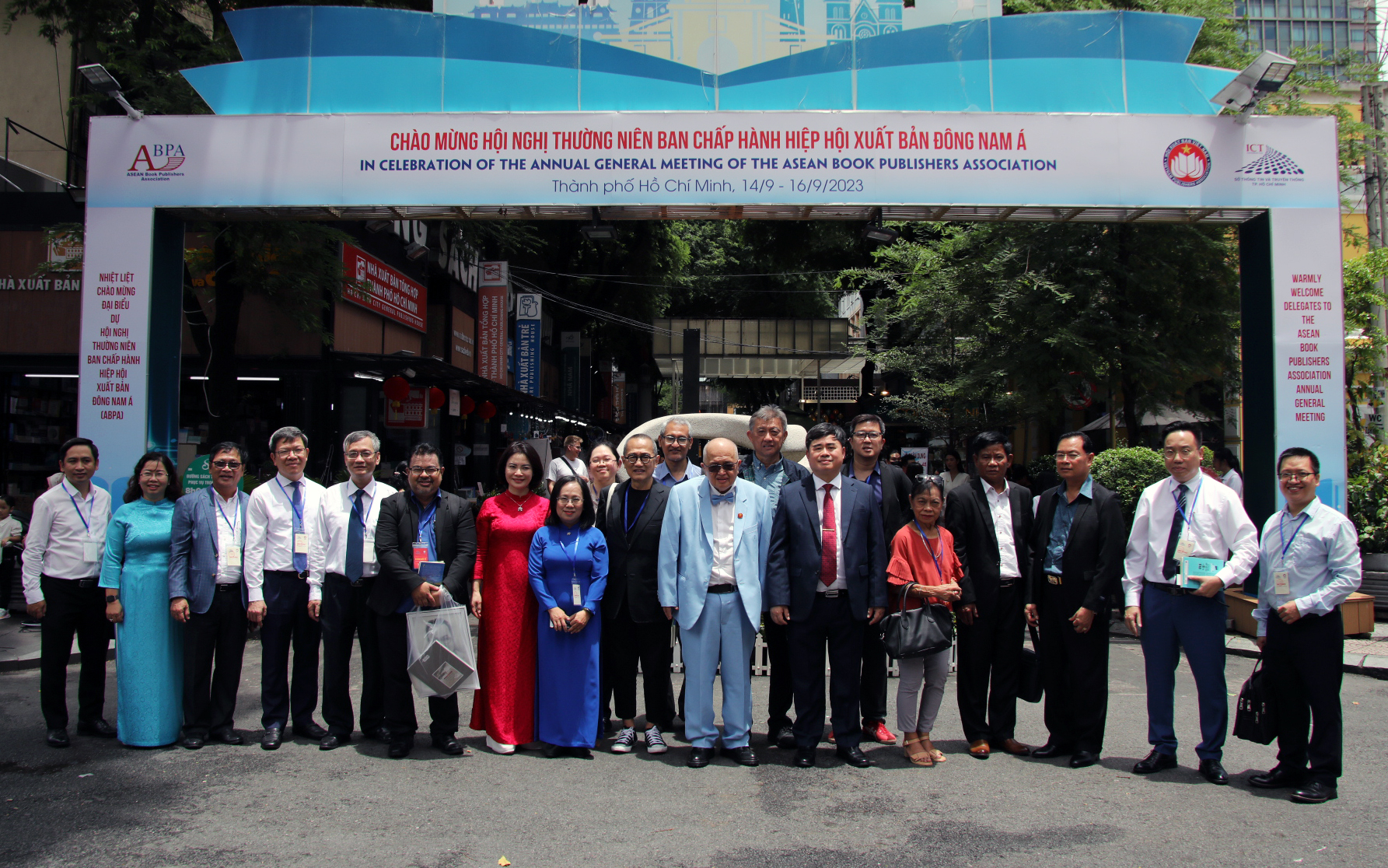 Các đại biểu chụp ảnh lưu niệm trước khi tham dự Hội nghị thường niên Ban chấp hành Hiệp hội Xuất bản Đông Nam Á.