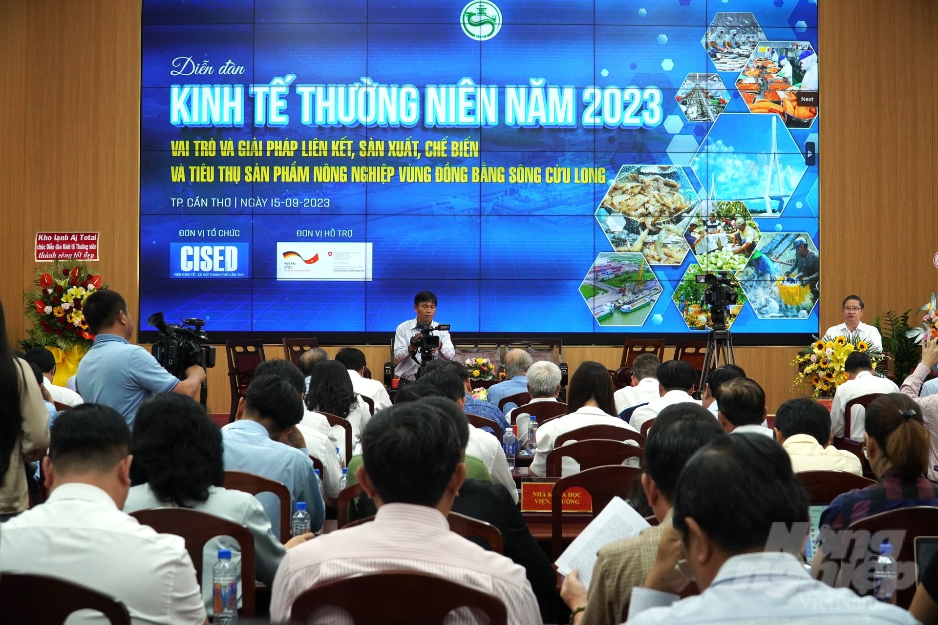 Diễn đàn kinh tế thường niên năm 2023 với chủ đề 'Vai trò và giải pháp liên kết, sản xuất, chế biến và tiêu thụ sản phẩm nông nghiệp vùng ĐBSCL' do UBND TP Cần Thơ tổ chức. Ảnh: Kim Anh.