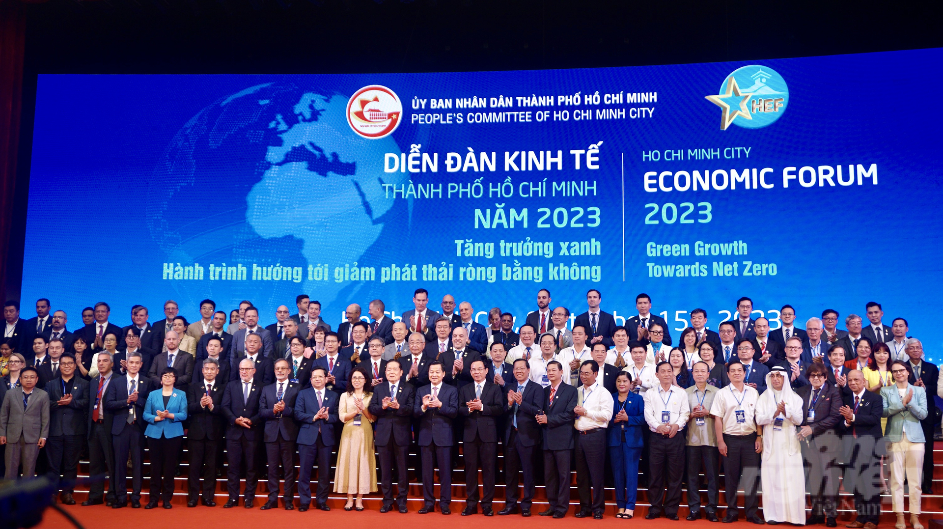 Phó Thủ tướng Lê Minh Khái chụp hình lưu niệm cùng các đại biểu Diễn đàn Kinh tế TP.HCM 2023. Ảnh: Nguyễn Thủy.