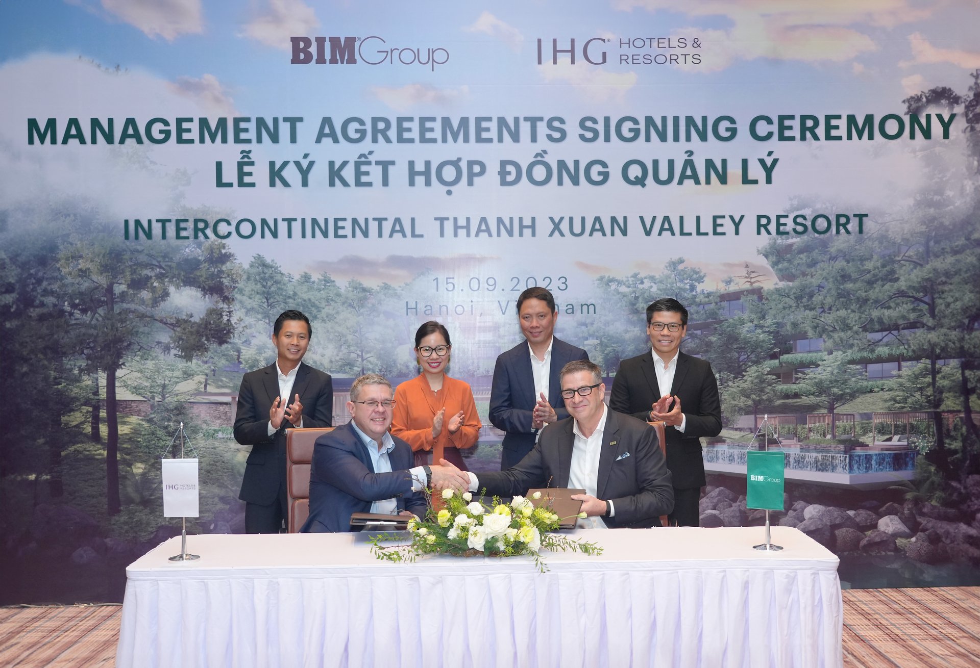 Ông Paul Cunningham đại diện IHG® Hotels & Resorts và ông Adam Riley đại diện BIM Group tại lễ ký kết. Thỏa thuận hợp tác được hoàn thành với sự tư vấn từ phía đối tác Ark Capital Partners.