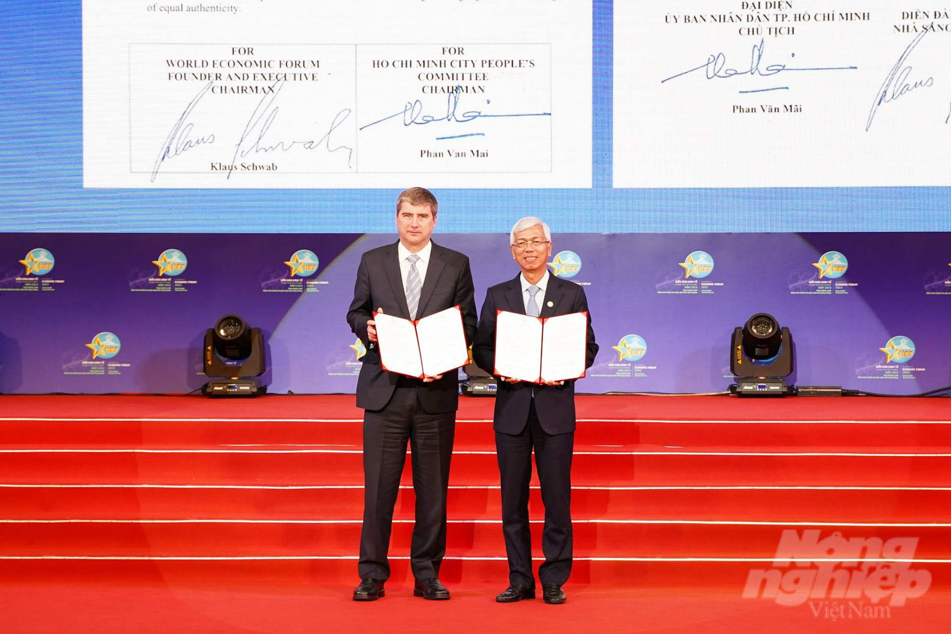 Vice Chairman of Ho Chi Minh City People's Committee Vo Van Hoan and Executive Director of the World Economic Forum (WEF) Jeremy Jurgens presented the Joint Statement between Ho Chi Minh City People's Committee and the World Economic Forum. Photo: Nguyen Thuy.