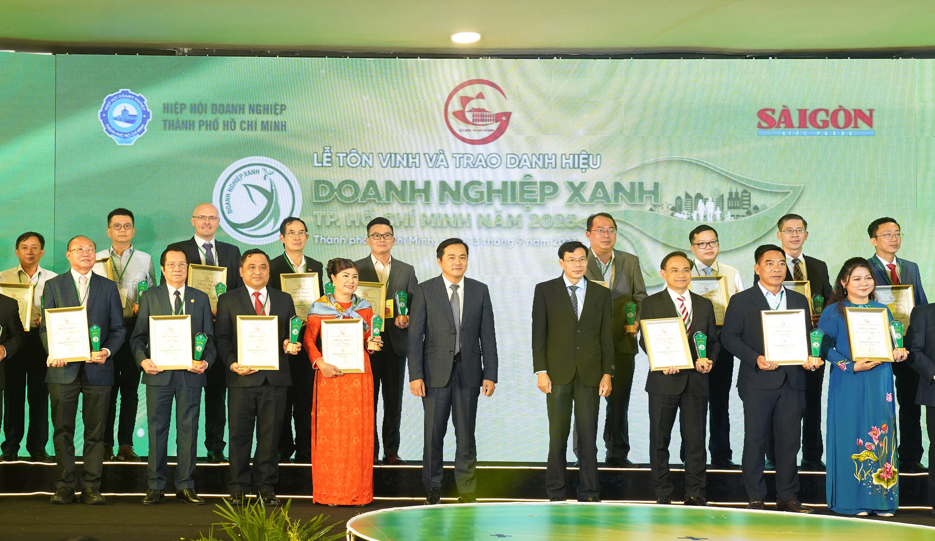 Ông Nguyễn Phúc Khoa, Chủ tịch HĐQT Công ty Cổ phần Việt Nam Kỹ nghệ Súc sản (Vissan) cùng các doanh nghiệp nhận giải thưởng 'Doanh nghiệp Xanh 2023'.