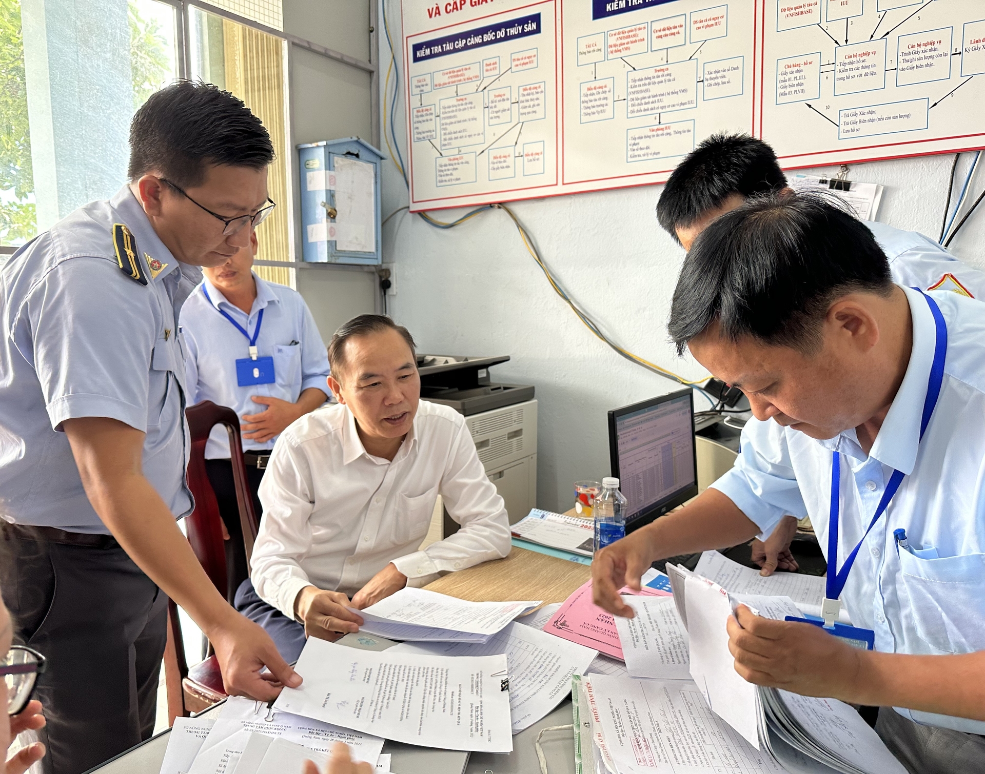 Thứ trưởng Bộ NN-PTNT kiểm tra công tác lưu trữ hồ sơ tại, quản lý tàu cá tại Cảng cá Tam Quang (Núi Thành, Quảng Nam). Ảnh: L.K.