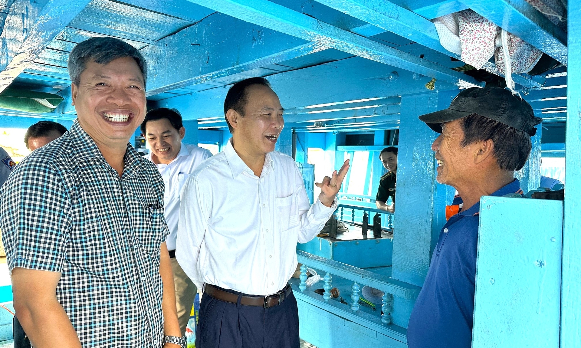 Quang Nam fishermen shared the advantages and difficulties of exploiting seafood at sea with Deputy Minister Phung Duc Tien. Photo: L.K.