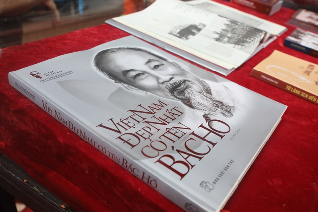 Tủ sách về Chủ tịch Hồ Chí Minh trưng bày nhiều ấn phẩm về cuộc đời, sự nghiệp của Chủ tịch Hồ Chí Minh và những phẩm chất đạo đức, tư tưởng, phong cách của Người.