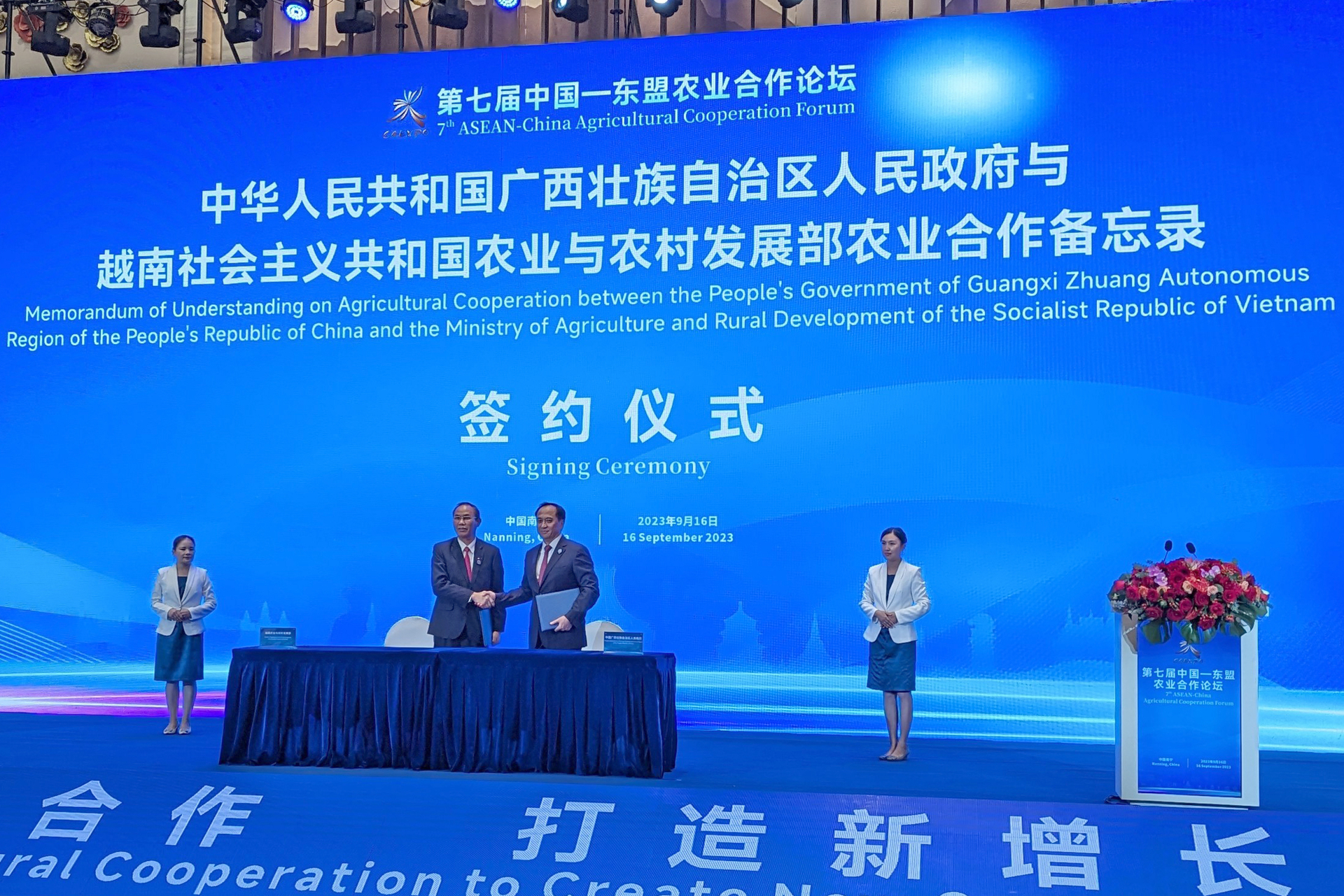 Deputy Minister of Agriculture and Rural Development Phung Duc Tien and Mr. Xu Xianhui, a representative of the Government of the Guangxi Zhuang Autonomous Region signed a Memorandum of Cooperation on agriculture. Photo: Huy Toan.
