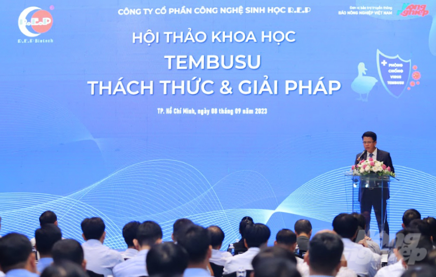 Hội thảo khoa học 'Tembusu - Thách thức và Giải pháp' ngày 8/9 công bố ứng dụng phản ứng ngăn trở ngưng kết hồng cầu (HI) để giám sát sự lưu hành virus Tembusu trên vịt. Ảnh: Phương Thảo.