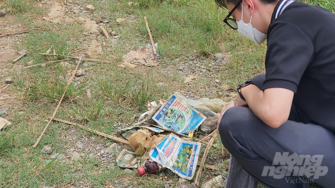 Vỏ thuốc bảo vệ thực vật vứt bừa bãi trên con đường vào các vườn cam ở Cao Phong. Ảnh: Kiên Trung.