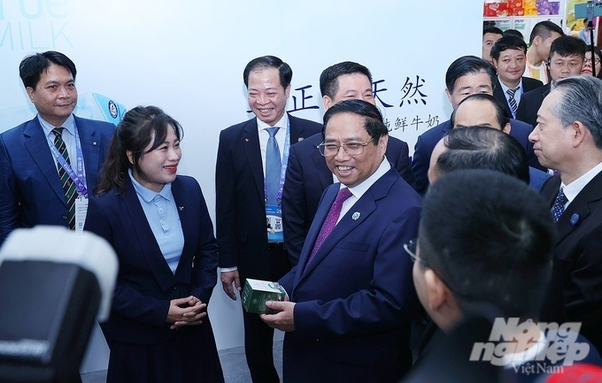 Thủ tướng thăm các gian hàng của Việt Nam tại Hội chợ CAEXPO. Ảnh: MS.