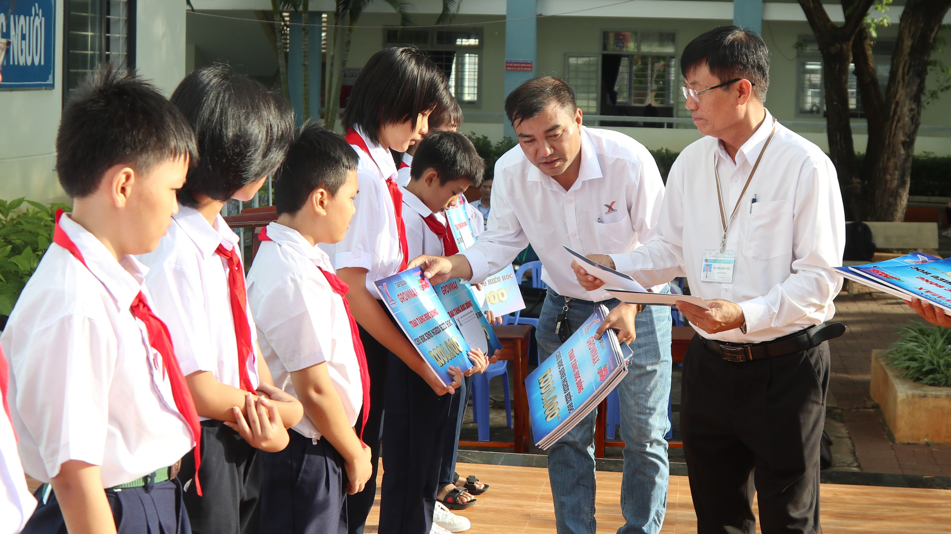 Ông Nguyễn Văn Dũng, quản lý khu vực Đông Nam bộ Công ty TNHH Thức ăn thủy sản GrowMax trao học bổng cho các em học sinh nghèo tỉnh Bà Rịa - Vũng Tàu.
