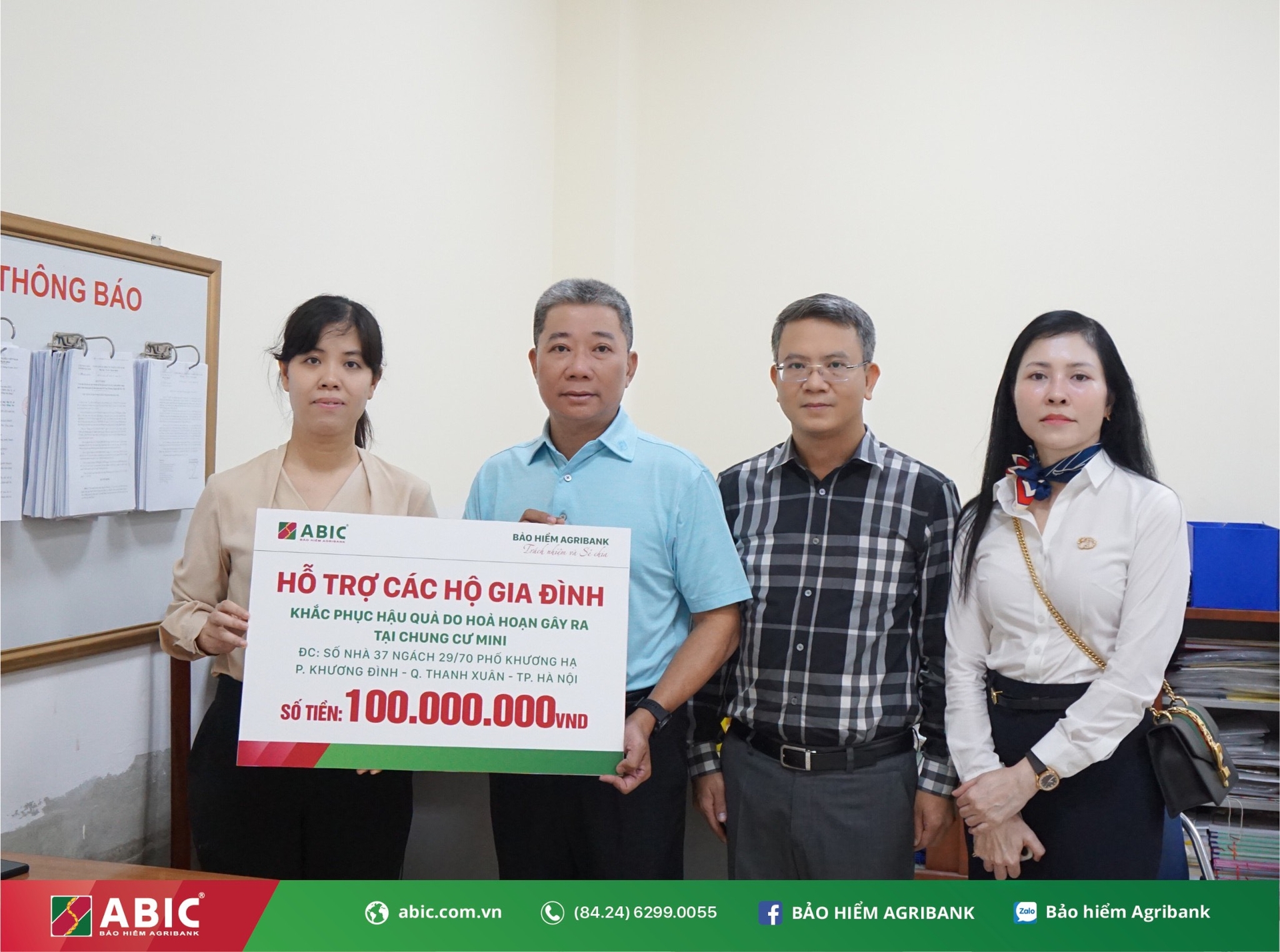 Ông Nguyễn Tiến Hải, Chủ tịch HĐQT Bảo hiểm Agribank (áo xanh) trao số tiền 100 triệu đồng nhằm động viên, hỗ trợ các gia đình và nạn nhân trong vụ cháy chung cư mini tại quận Thanh Xuân. Ảnh: Abic.