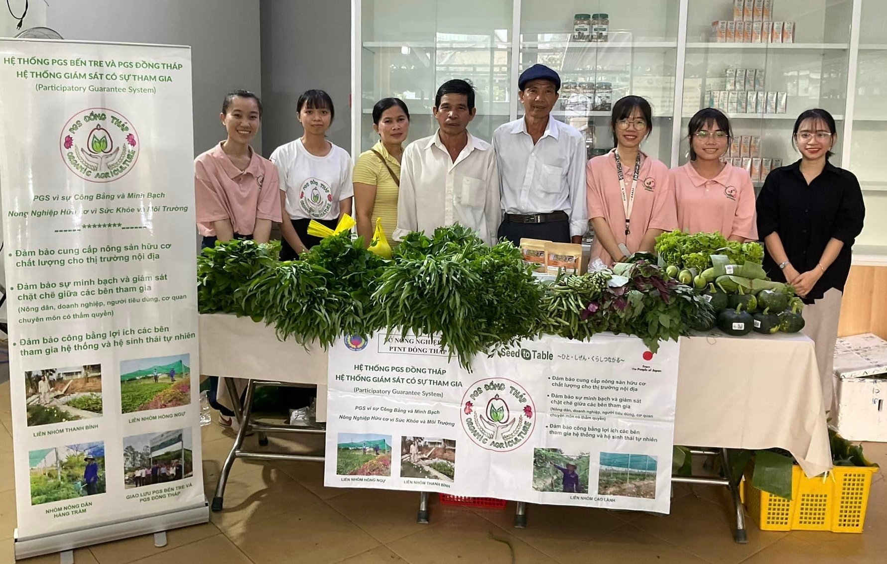 Nhóm nông dân Đồng Tháp mang rau hữu cơ bán tại Phiên chợ xanh - Tử tế (TP.HCM). Ảnh: Nguyễn Thủy.