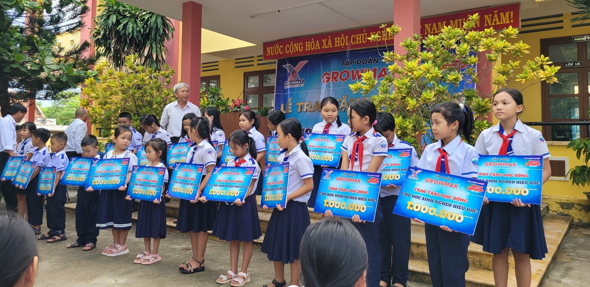 Quỹ Khuyến học GrowMax tiếp tục đồng hành cùng với học sinh nghèo Phú Yên với 20 suất học bổng trao ngày 18/9. Ảnh: PC.