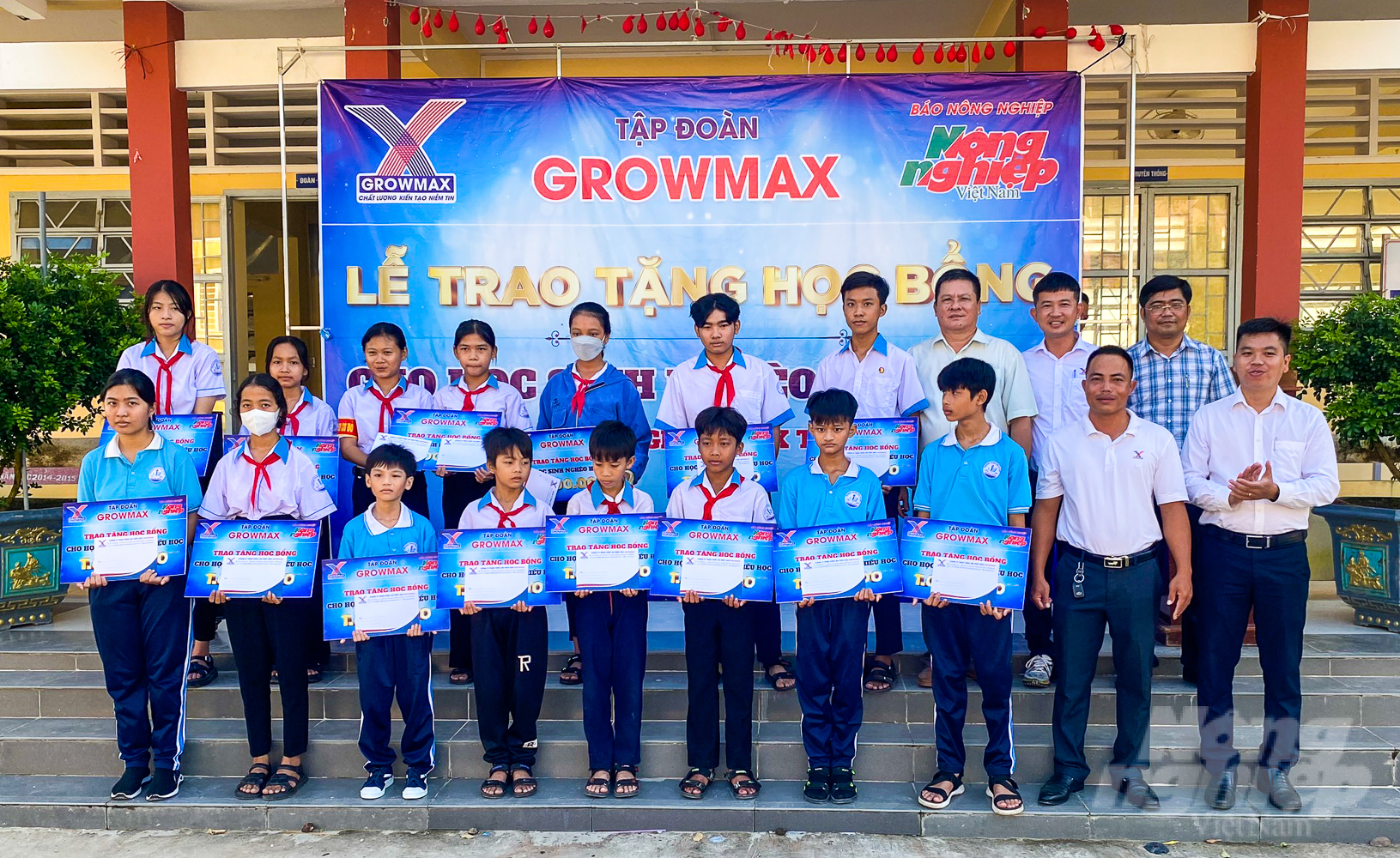 Tại Trường THCS Trung Bình, huyện Trần Đề, tỉnh Sóc Trăng, 15 suất học bổng là tấm lòng của các cán bộ, kỹ sư Tập đoàn GrowMax gửi đến các em học sinh nghèo, hoàn cảnh khó khăn.